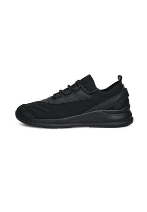 Bottines de sport noires avec une tige en maille, des superpositions en synthétique, une semelle texturée et des lacets élastiques pour un ajustement sécurisé. Design minimaliste.