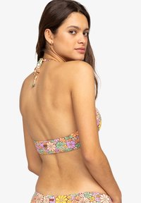 Bikini top met een kleurrijk bloemenpatroon, voorzien van een halternek strik en een rugband. Het materiaal lijkt glad met een zachte textuur.