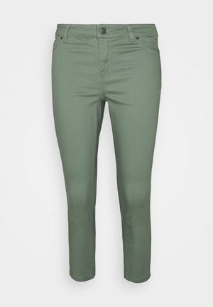 Olijfgroene jeans gemaakt van een katoenmix, met een aansluitend model, klassieke knoopsluiting aan de voorkant en vijf zakken.