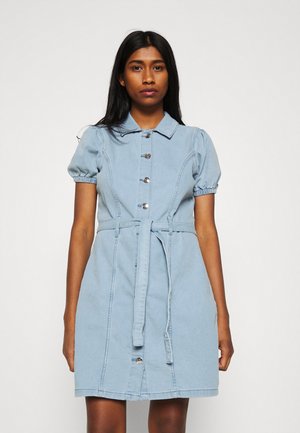 ONLVIBBE LIFE - Denimové šaty - light blue denim