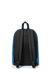 Blå och svart ryggsäck med en slät yta, vadderade remmar och ett handtag längst upp. Minimalistisk design utan några synliga ytterligare fack.