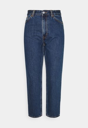 Jeans de denim oscuro de tiro alto y pierna recta, con cierre de botón frontal, cremallera y diseño de cinco bolsillos.