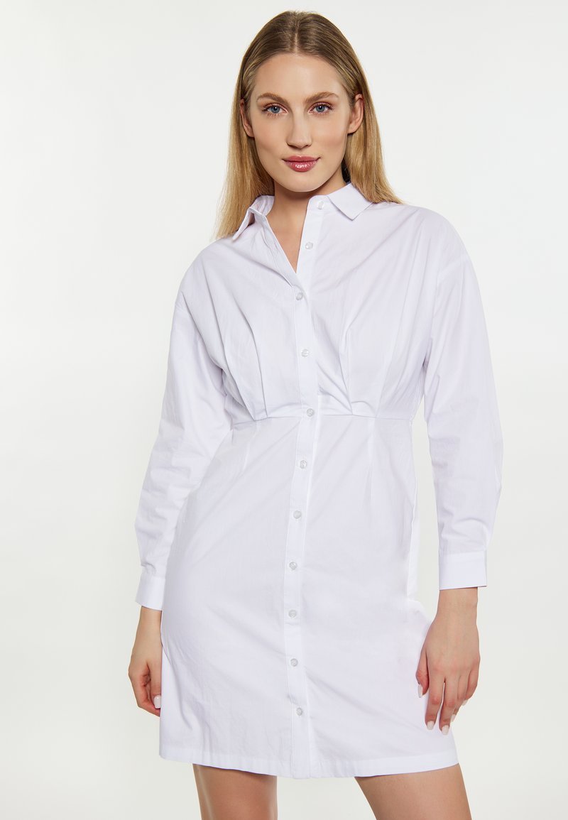 Weißes Hemdkleid mit Knopfverschluss, langen Ärmeln und einer taillierten Taille mit leichter Raffung vorne. Aus glatt gewebter Baumwolle.