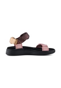 Flerfärgad sandal med ett remdesign i rosa och brunt, svart sula, platt yttersula, mjuk textur och justerbar rem vid ankeln.