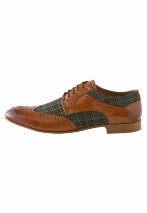 CHECK BROGUE REGULAR FIT - Alkalmi fűzős cipők - tan brown