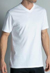 Weiße Baumwollkurzarm-T-Shirt mit V-Ausschnitt, glatter Textur und klassischer Passform. Keine Muster oder Verzierungen.