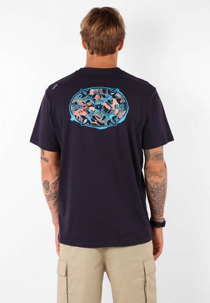 T-shirt bleu marine en coton, avec un graphique vibrant au dos portant la phrase "STAY ALIVE" et des motifs complexes en turquoise et corail.