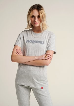 Grijze katoenen T-shirt met korte mouwen en ronde hals, met een groot "HUMMEL" logo in donkergrijs over de borst.