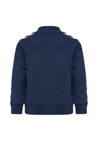 Mörkblå sweatshirt med långa ärmar, ribbad krage och fåll. Har vita diagonala ränder längs axlarna. Tillverkad av bomull.