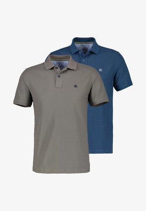 Twee polo's met korte mouwen, één grijs en één blauw, elk met een klein geborduurd logo op de borst.