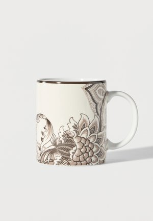 Weiße Keramiktasse mit braunen Blumen- und Paisleymustern sowie einem braunen Rand, gezeigt mit dem Henkel rechts vor weißem Hintergrund.