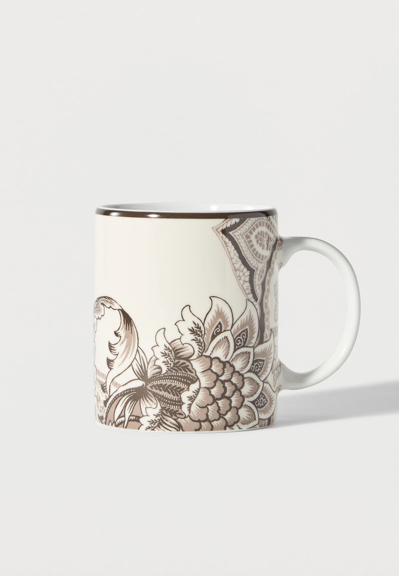 Tasse en céramique blanche avec motifs floraux et cachemire marron et un bord marron, présentée avec la anse à droite sur un fond blanc.