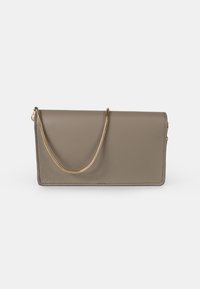 Clutch in pelle grigia con forma strutturata, dotato di una tracolla in catena dorata e una texture liscia. Comprende un design con pattina ripiegata.