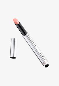 Produkt do ust KIKO w błyszczącej, srebrnej cylindrycznej obudowie. Aplikator ma miękki, jasnoróżowy czubek. Na obudowie znajduje się napis "WZMOCNIJ OBJĘTOŚĆ!"