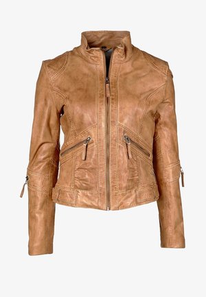 Chaqueta de cuero color tostado con cremallera frontal, dos bolsillos con cremallera en ángulo, detalles de cremalleras en las mangas y diseño de paneles cosidos.