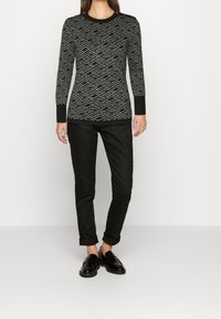 Guess Sweter