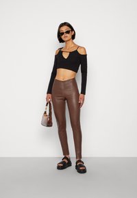 YAS YASZEBA STRETCH - Kožené kalhoty - chestnut