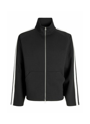 Schwarze Zip-Jacke mit hohem Kragen, ausgestattet mit weißen Seitenstreifen, zwei Taschen vorne und einem weichen, strukturierten Stoff.