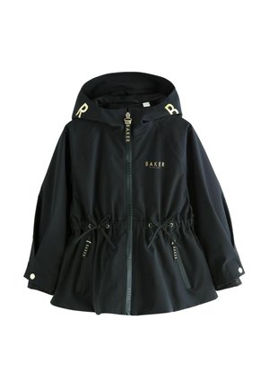 Zwarte capuchonjas met rits aan de voorkant, verstelbare taillekoorden, manchetten met knopen en "BAKER"-branding op de borst en capuchonkanten.