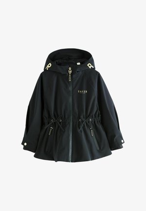 Czarna kurtka z kapturem, z zamkiem błyskawicznym z przodu, regulowanymi sznurkami w talii, zapinanymi na guziki mankietami oraz oznaczeniem "BAKER" na piersi i krawędziach kaptura.