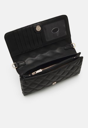 Portefeuille noir matelassé ouvert montrant plusieurs emplacements pour cartes, fenêtre d'identification transparente et poche zippée avec tirette argentée.