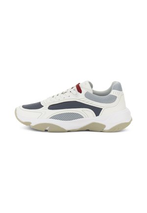 Trainers - white