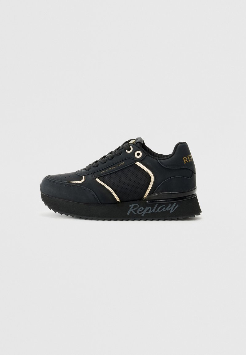 Zapatilla negra con acentos dorados, que cuenta con un upper texturizado, detalles perforados y una suela de goma prominente con la marca "Replay".