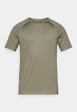 Olívazöld atlétikai póló könnyű, sima anyagból. Rövid ujjú, kerek nyakú, a mellrészen finom márkajelzéssel.