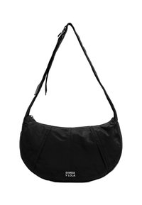 Czarna torba na ramię wykonana z nylonu, o zaokrąglonym kształcie, z zamkiem błyskawicznym i frontowym logo. Gładka faktura z minimalną ilością elementów metalowych.