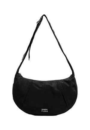 Czarna torba na ramię wykonana z nylonu, o zaokrąglonym kształcie, z zamkiem błyskawicznym i frontowym logo. Gładka faktura z minimalną ilością elementów metalowych.