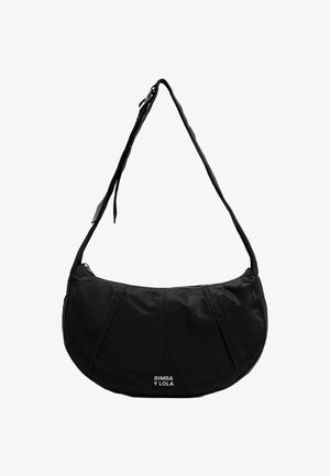 Juodas peties krepšys, pagamintas iš nailono, su išlenktu pavidalu, užtrauktuku ir priekyje išrašytu logotipu. Lygus paviršius, su minimalia aparatūra.