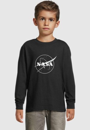 Schwarzes Langarm-T-Shirt mit einem weißen NASA-Logo im kreisförmigen Design und Sternen, aus einem weichen Stoff mit lockerer Passform.