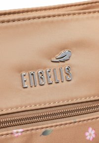 Světlobéžová tkanina s květinovými vzory, vybavená stříbrným zipem a logem "ENGELIS" raženým v kovových písmenech. Hladká textura.