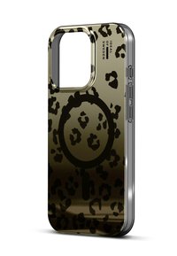 Husa de telefon cu un design lucios de imprimeu leopard negru și brun, cu un logo circular MagSafe, textură netedă și accente metalice.