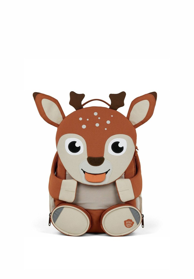 Brauner und beiger rucksack in Form eines Rehs mit großen Augen, schlappen Ohren und Stoffgeweihen; verfügt über runde Reißverschlusstaschen zur Aufbewahrung.