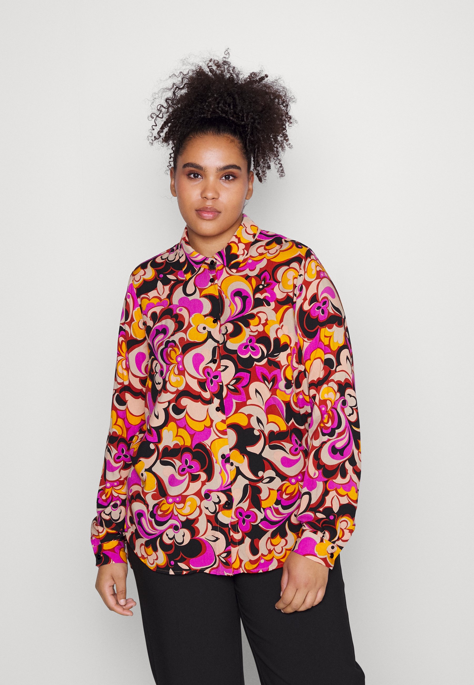 ONLY Carmakoma CARGEMMA SHIRT - Overhemdblouse - burnt henna/happy  seventies/meerkleurig - Zalando.nl