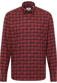 Camicia a scacchi rossa e nera con maniche lunghe, realizzata in morbido cotone, con colletto arrotondato. Presenta bottoni abbinati e un orlo curvo.