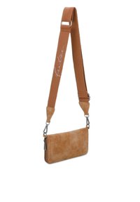Borsa a tracolla in pelle tan con una superficie texturizzata, dotata di una tracolla in tessuto marrone con il nome del marchio stampato in bianco. Dettagli in metallo.