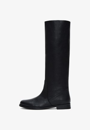 Bota de cuero negro hasta la rodilla con un acabado texturizado, punta redondeada y suela plana. Diseño minimalista sin hardware o adornos visibles.
