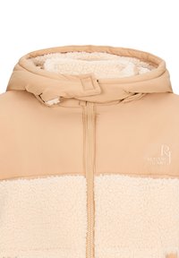 Giacca beige chiaro con un morbido rivestimento in pile colore crema, dotata di chiusura con zip, cappuccio regolabile e logo ricamato.