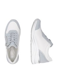 Leichte Sneakers aus einer Kombination von weißem Leder und hellblauem Wildleder, mit einer strukturierten Sohle und seitlichem Reißverschlussdetail.