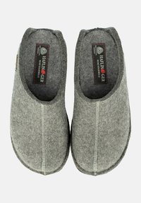 Gray felt slippers with rounded toe, exposed seams, and inner logo label. Made of soft material, featuring a slip-on design for easy wear.