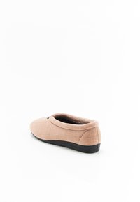 Pantofole in corduroy marrone chiaro con punta arrotondata, suola in gomma nera e colletto morbido. Presenta un piccolo dettaglio vicino all'apertura.
