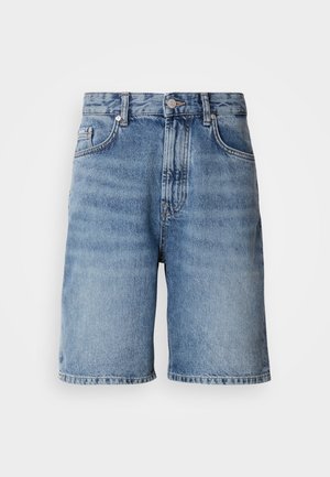 Svijetloplave traper šortse s srednjim strukom, pet džepova i ravnim krojem. Izblijedjeli oprani izgled s suptilnim izgužvanjem sprijeda.