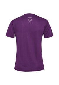 Lila kortärmad t-shirt i slät tyg, med tre vita chevron-mönster nära övre delen av ryggen. Enkel, modern skärning.