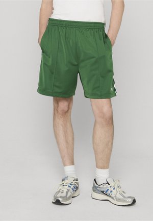 Grønne atletikshorts i letvægtsstof, elastisk talje, to sidelommer, med hvide sidelister og logodetalje.