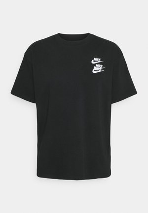 Czarna bawełniana koszulka T-shirt z krótkim rękawem, z trzema białymi logo Nike z przodu. Klasyczny dekolt, gładka tekstura, luźny krój.