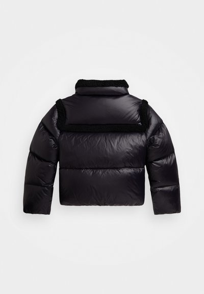 Μαύρο μπουφάν puffer με cropped σχέδιο, υφασμάτινο μαύρο γιακά και έντονα ραβδώματα. Διαθέτει γυαλιστερό, λείο εξωτερικό ύφασμα.