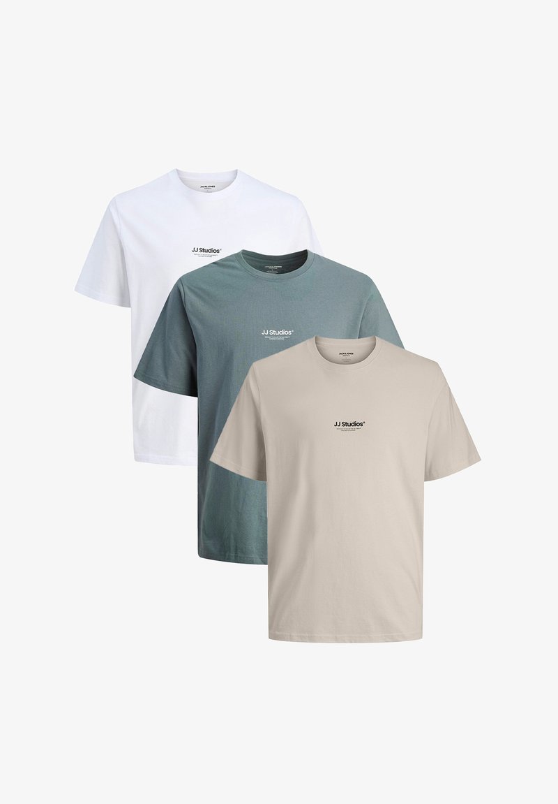 Tre t-shirt in cotone a manica corta nei colori bianco, verde acqua e beige, con stampa del logo nera sul davanti, collo rotondo e vestibilità rilassata.