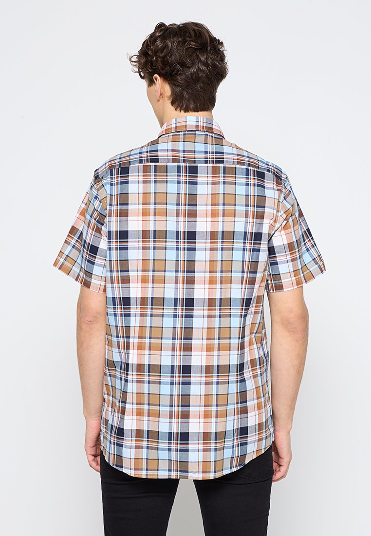 Camicia a maniche corte con un motivo a scacchi multicolore che presenta tonalità di blu, arancione e marrone. Realizzata in tessuto leggero con un colletto.